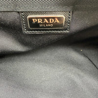 Prada Kulturbeutel / Toilettentasche aus Nylon länglich schwarz – Logo im Detail