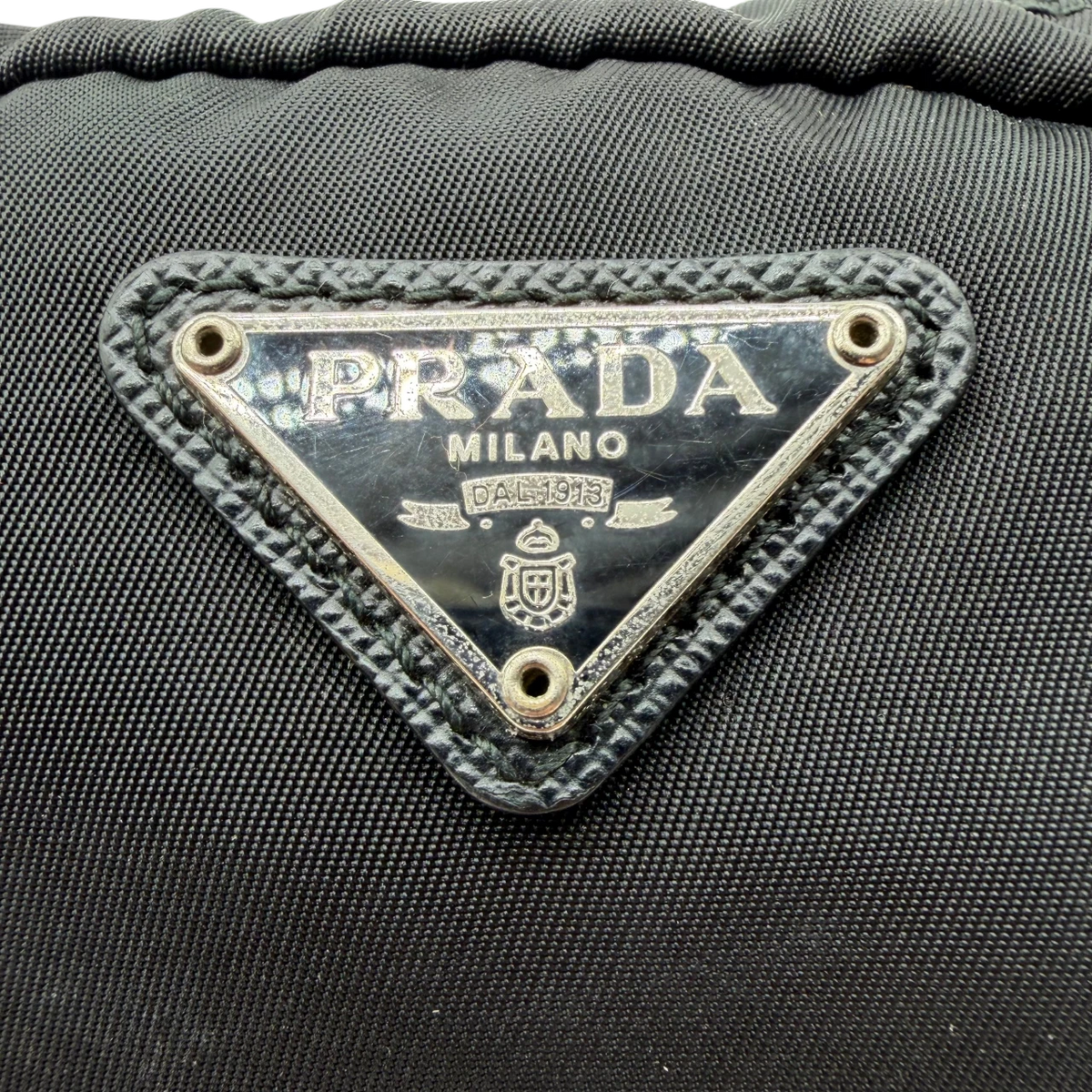Prada Kulturbeutel / Toilettentasche aus Nylon schwarz – Logo im Detail