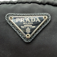 Prada Kulturbeutel / Toilettentasche aus Nylon schwarz – Logo im Detail