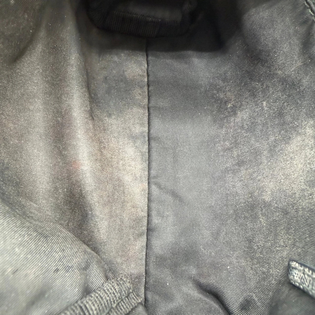 Prada Kulturbeutel / Toilettentasche aus Nylon schwarz – Innenansicht