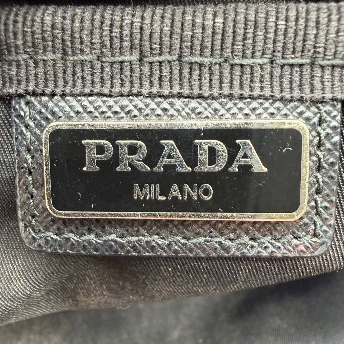 Prada Kulturbeutel / Toilettentasche aus Nylon schwarz – Innenetikett im Detail