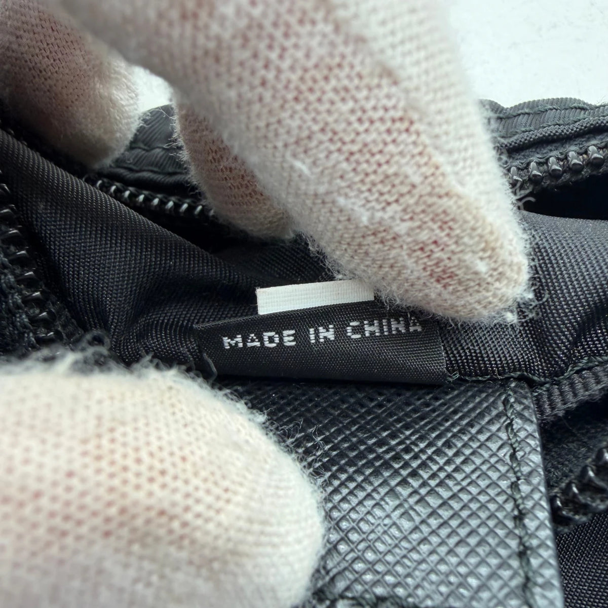 Prada Kulturbeutel / Toilettentasche aus Nylon schwarz – Innenetikett im Detail