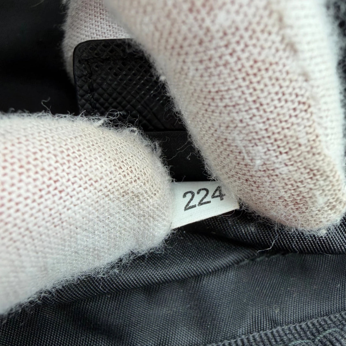 Prada Kulturbeutel / Toilettentasche aus Nylon schwarz – Seriennummer im Detail