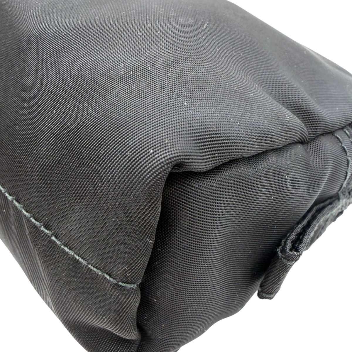 Prada Kulturbeutel / Toilettentasche aus Nylon schwarz – Ecken im Detail