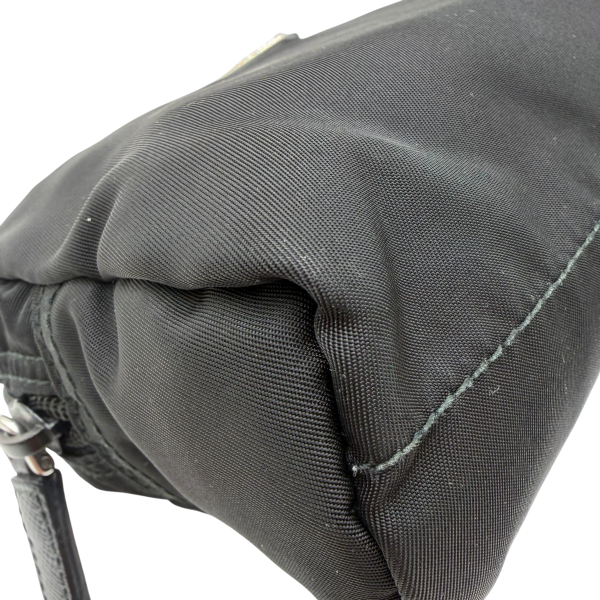 Prada Kulturbeutel / Toilettentasche aus Nylon schwarz – Ecken im Detail