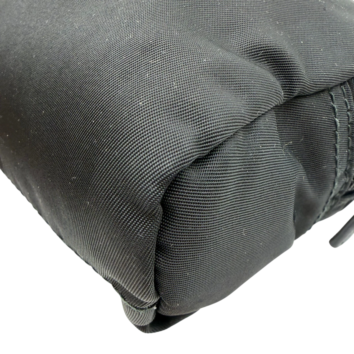 Prada Kulturbeutel / Toilettentasche aus Nylon schwarz – Ecken im Detail