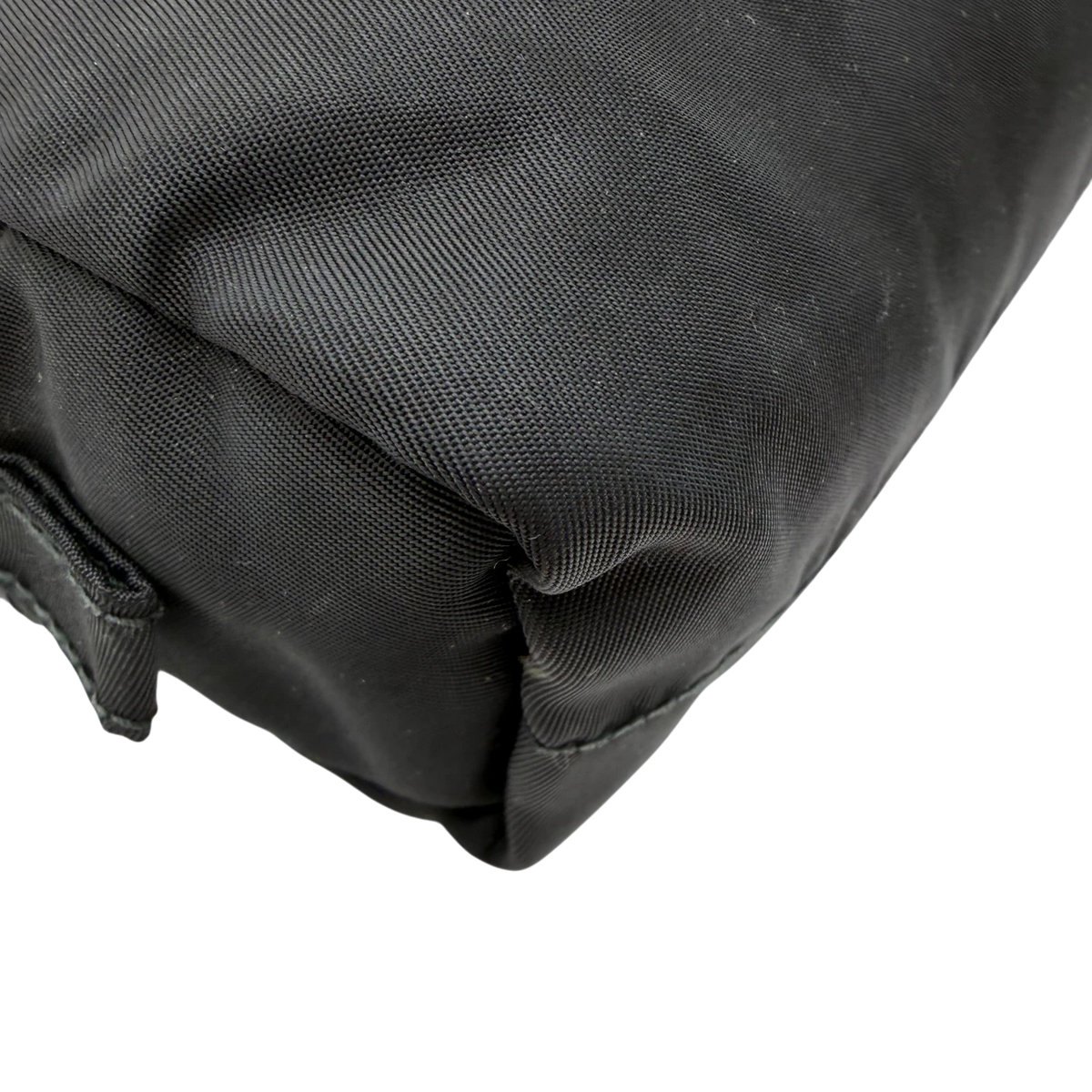 Prada Kulturbeutel / Toilettentasche aus Nylon schwarz – Ecken im Detail
