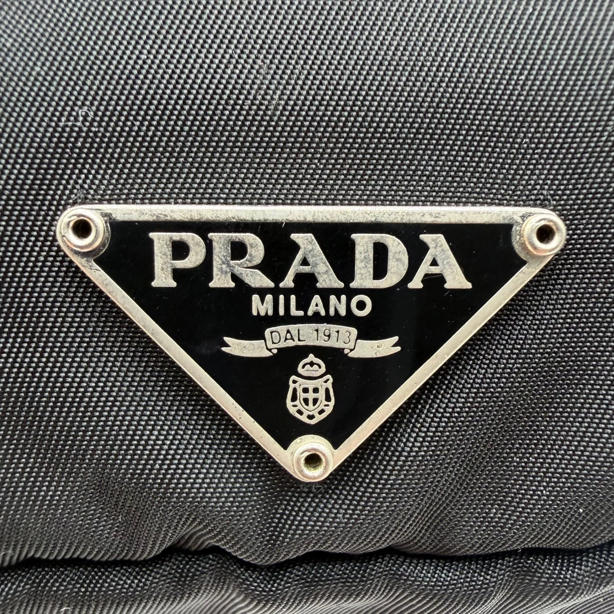 Prada Kulturbeutel / Toilettentasche mit Zipper aus Nylon schwarz – Logo im Detail