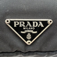 Prada Kulturbeutel / Toilettentasche mit Zipper aus Nylon schwarz – Logo im Detail