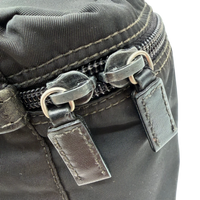 Prada Kulturbeutel / Toilettentasche mit Zipper aus Nylon schwarz – Beschläge im Detail
