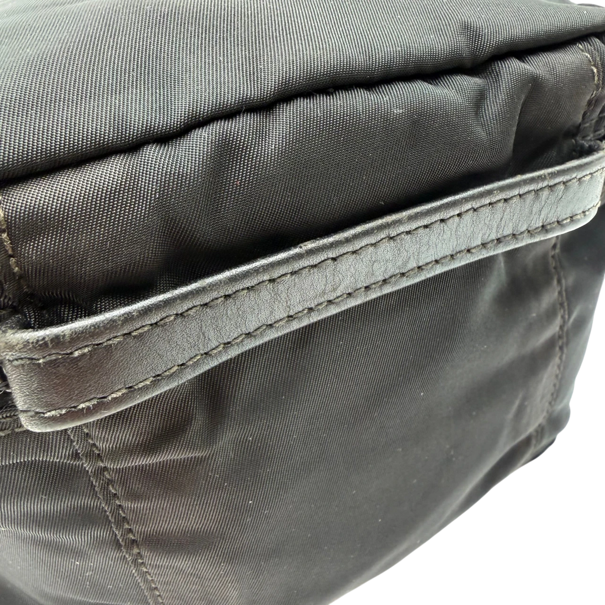 Prada Kulturbeutel / Toilettentasche mit Zipper aus Nylon schwarz – Henkel im Detail