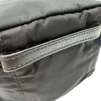 Prada Kulturbeutel / Toilettentasche mit Zipper aus Nylon schwarz – Henkel im Detail