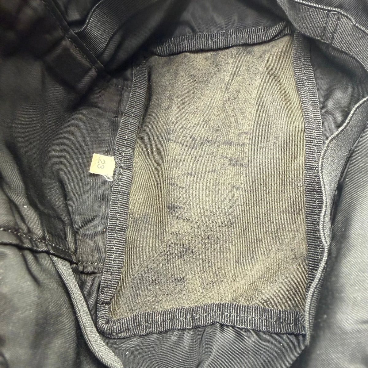 Prada Kulturbeutel / Toilettentasche mit Zipper aus Nylon schwarz – Gebrauchsspuren: Fleck im Innenfutter