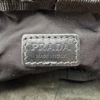 Prada Kulturbeutel / Toilettentasche mit Zipper aus Nylon schwarz – Prägung im Detail