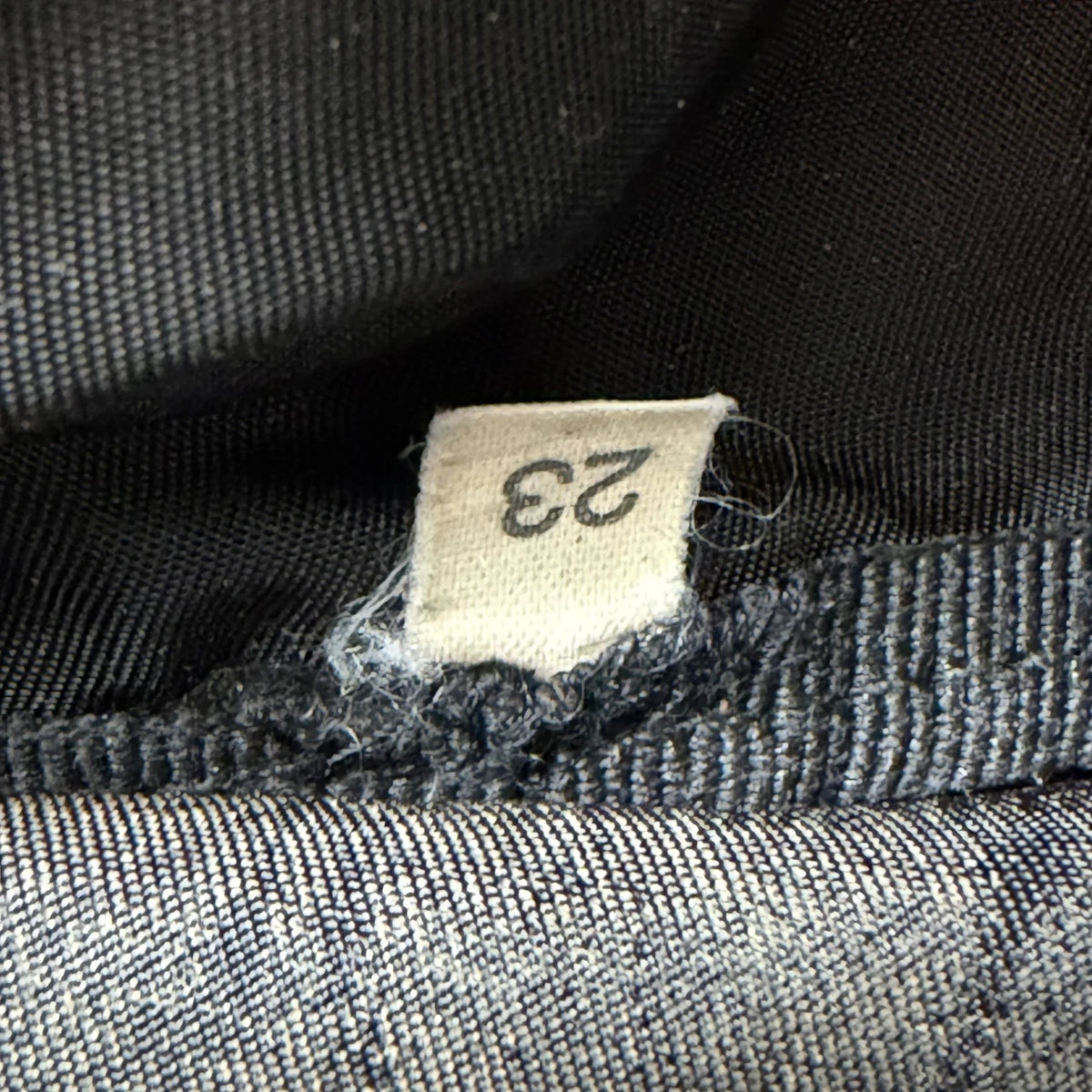 Prada Kulturbeutel / Toilettentasche mit Zipper aus Nylon schwarz – Detailansicht