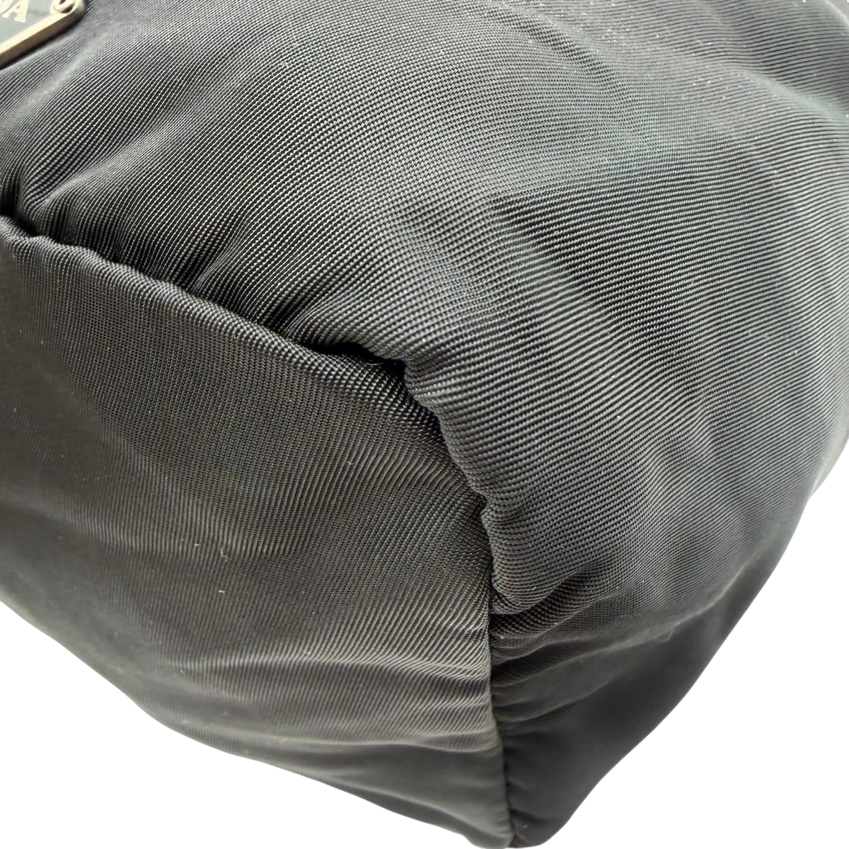 Prada Kulturbeutel / Toilettentasche mit Zipper aus Nylon schwarz – Ecken im Detail