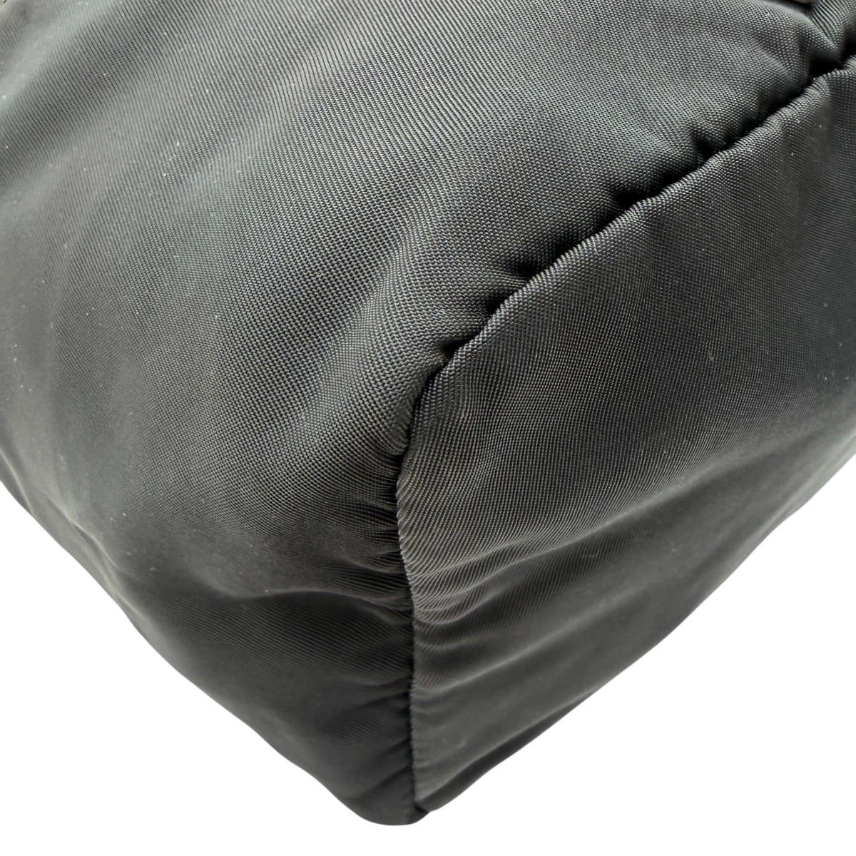 Prada Kulturbeutel / Toilettentasche mit Zipper aus Nylon schwarz – Ecken im Detail