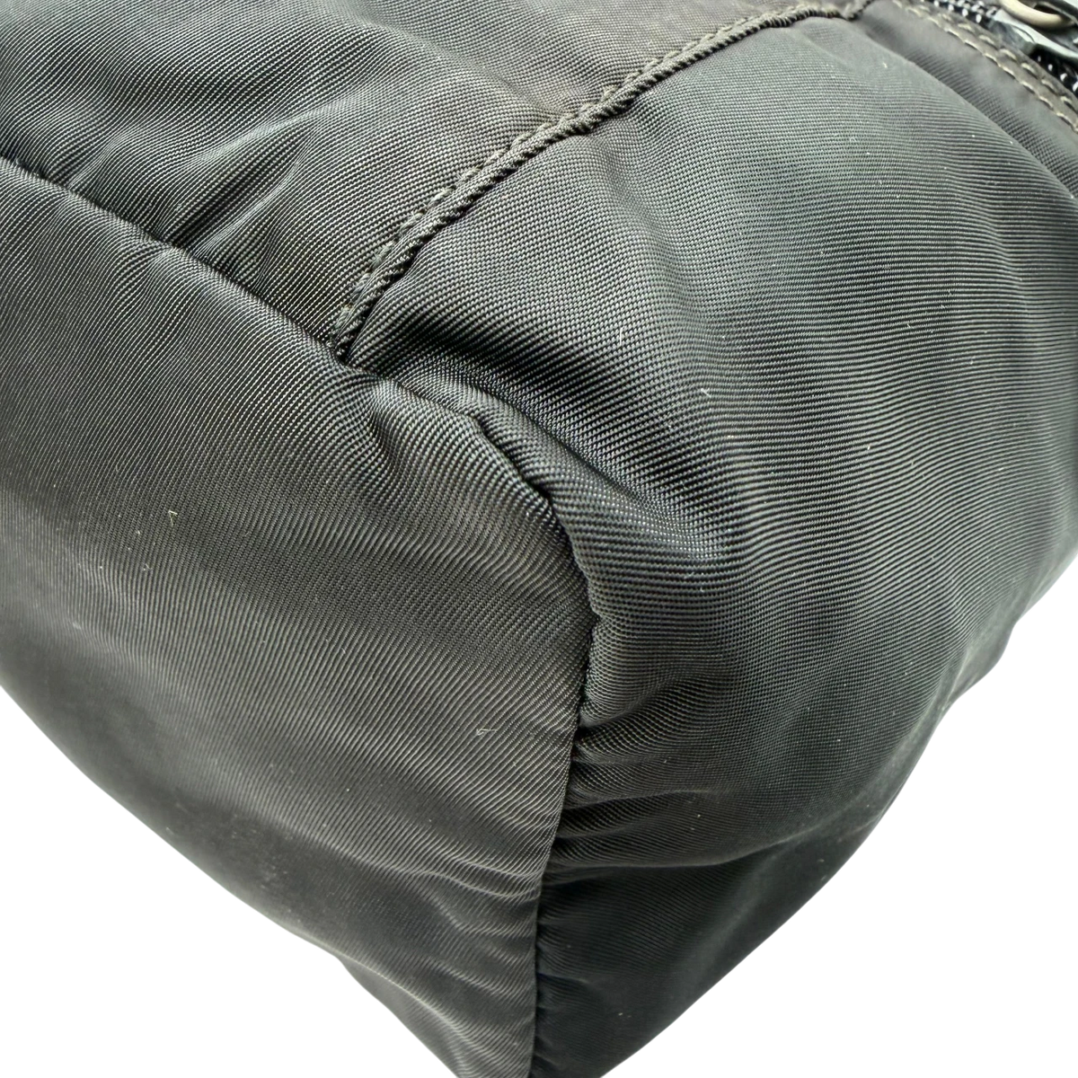 Prada Kulturbeutel / Toilettentasche mit Zipper aus Nylon schwarz – Ecken im Detail