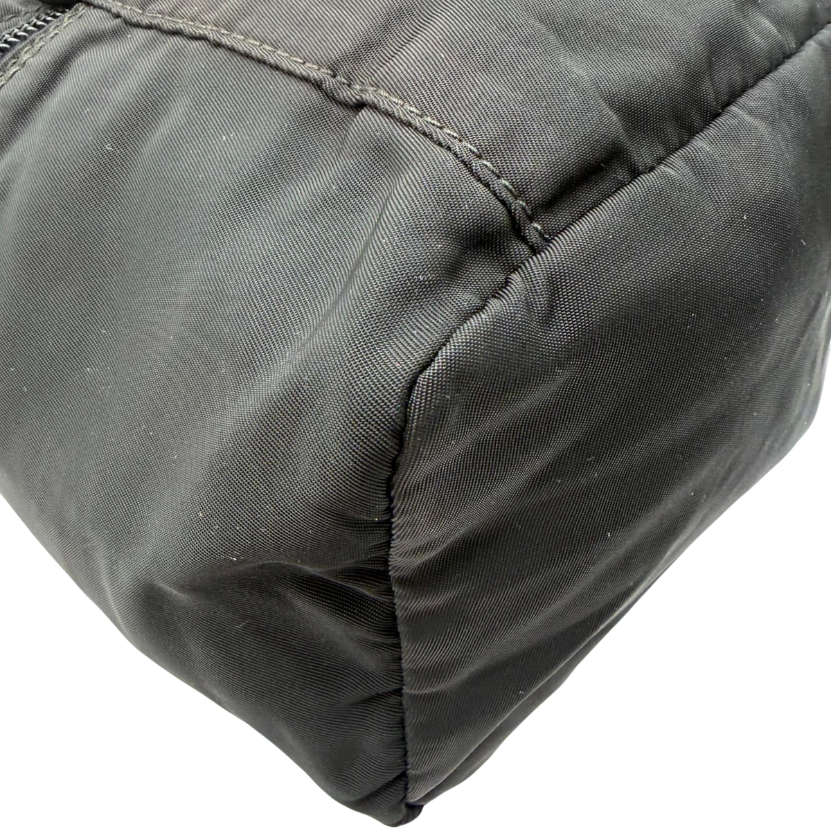 Prada Kulturbeutel / Toilettentasche mit Zipper aus Nylon schwarz – Ecken im Detail