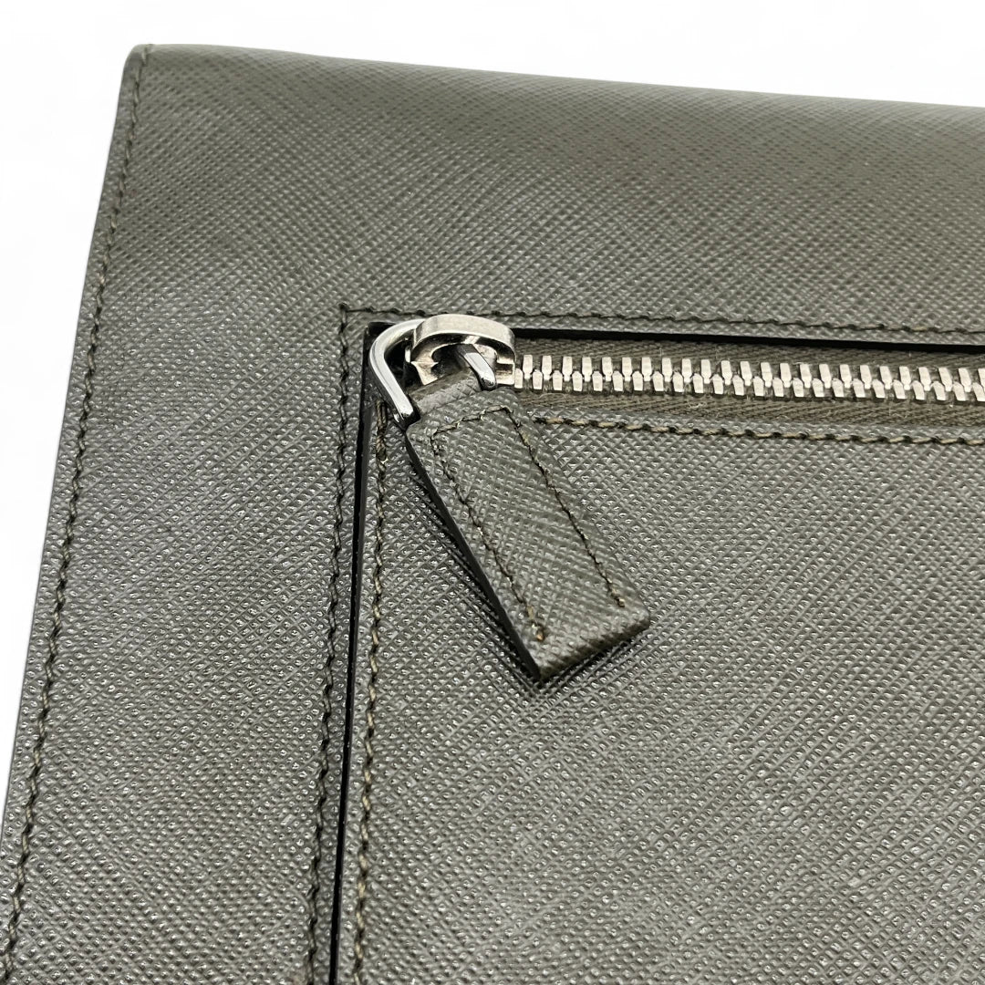 Prada Laptoptasche aus Saffiano Leder in khaki