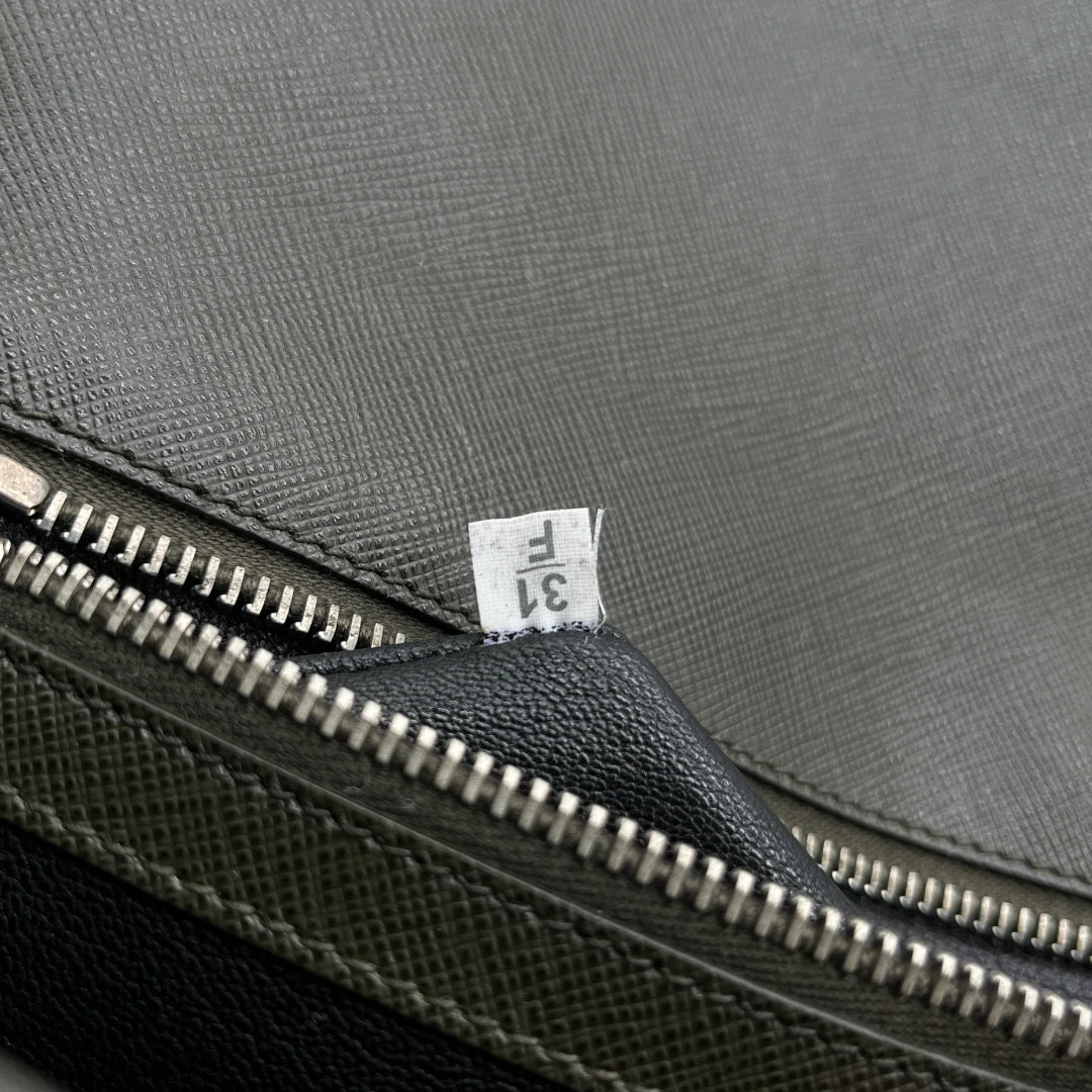 Prada Laptoptasche aus Saffiano Leder in khaki