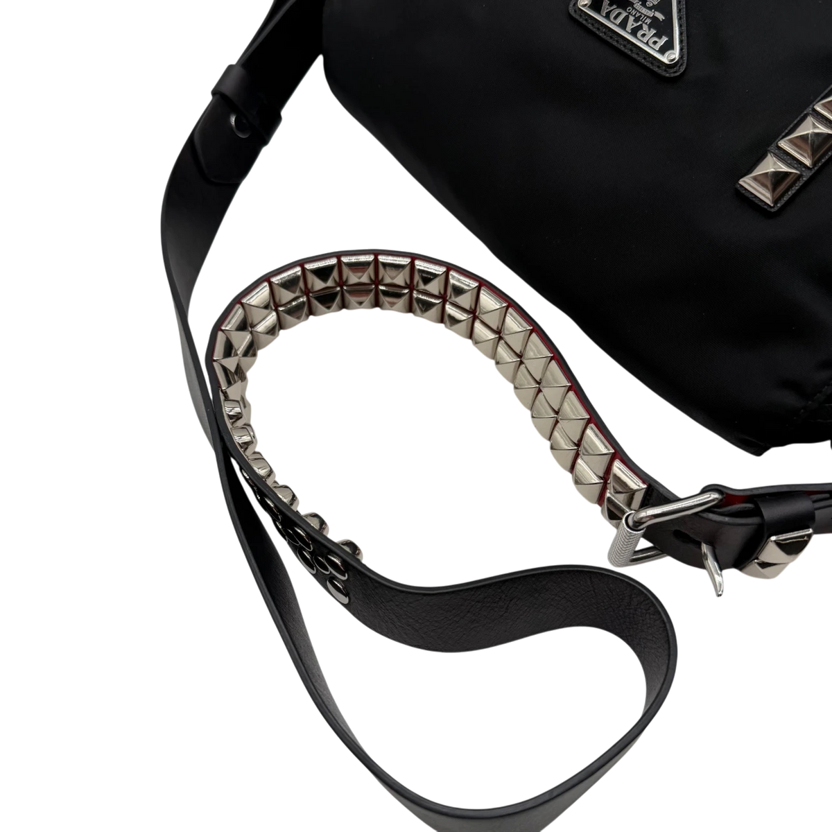Prada Messengertasche AW18 Rockstar mit Nieten und seitlichen Taschen aus Nylon & Leder schwarz – Schulterriemen im Detail