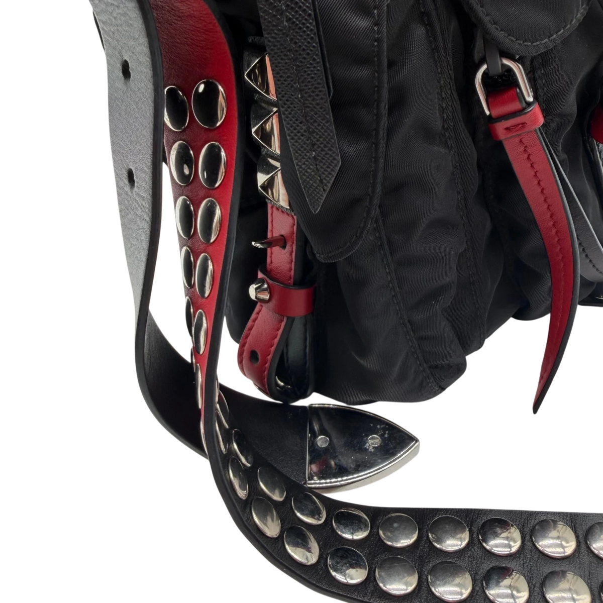 Prada Messengertasche AW18 Rockstar mit Nieten und seitlichen Taschen aus Nylon & Leder schwarz – Schulterriemen im Detail
