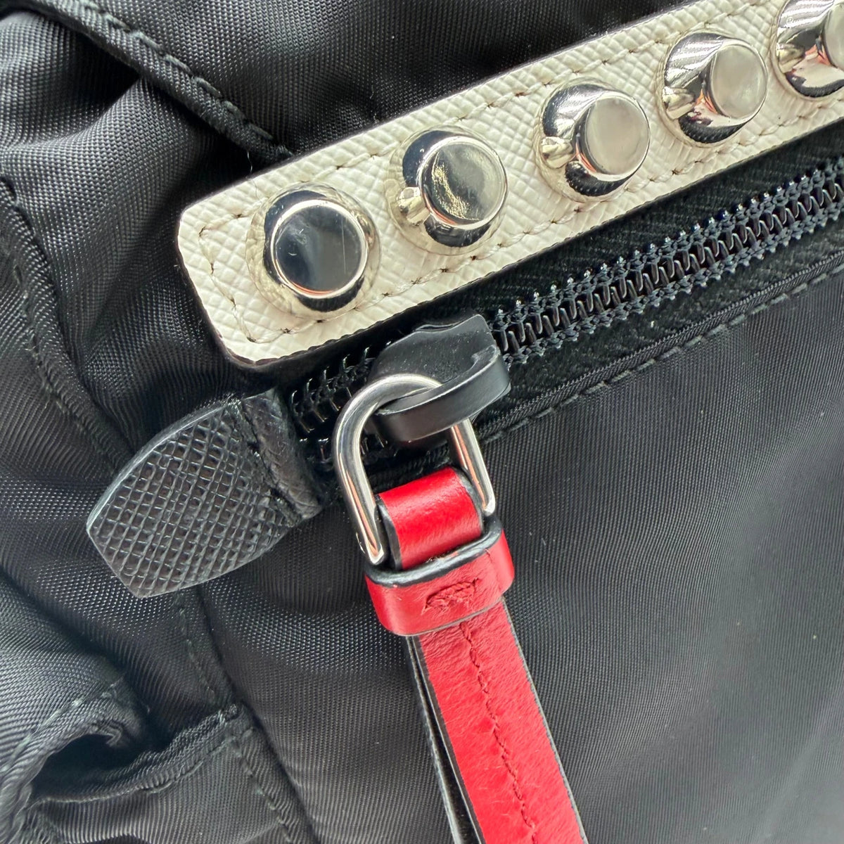Prada Messengertasche AW18 Rockstar mit Nieten und seitlichen Taschen aus Nylon & Leder schwarz – Beschläge im Detail