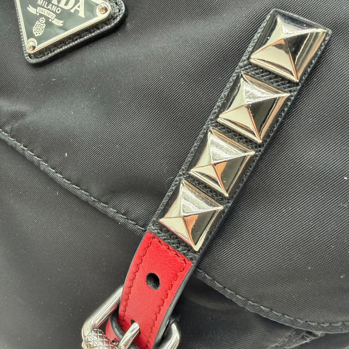 Prada Messengertasche AW18 Rockstar mit Nieten und seitlichen Taschen aus Nylon & Leder schwarz – Beschläge im Detail