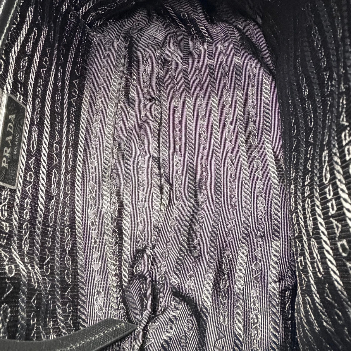 Prada Messengertasche AW18 Rockstar mit Nieten und seitlichen Taschen aus Nylon & Leder schwarz – Innenansicht