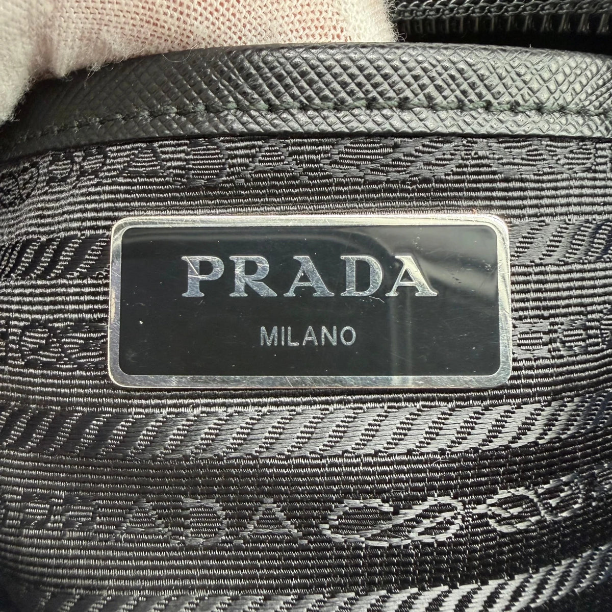 Prada Messengertasche AW18 Rockstar mit Nieten und seitlichen Taschen aus Nylon & Leder schwarz – Innenetikett im Detail