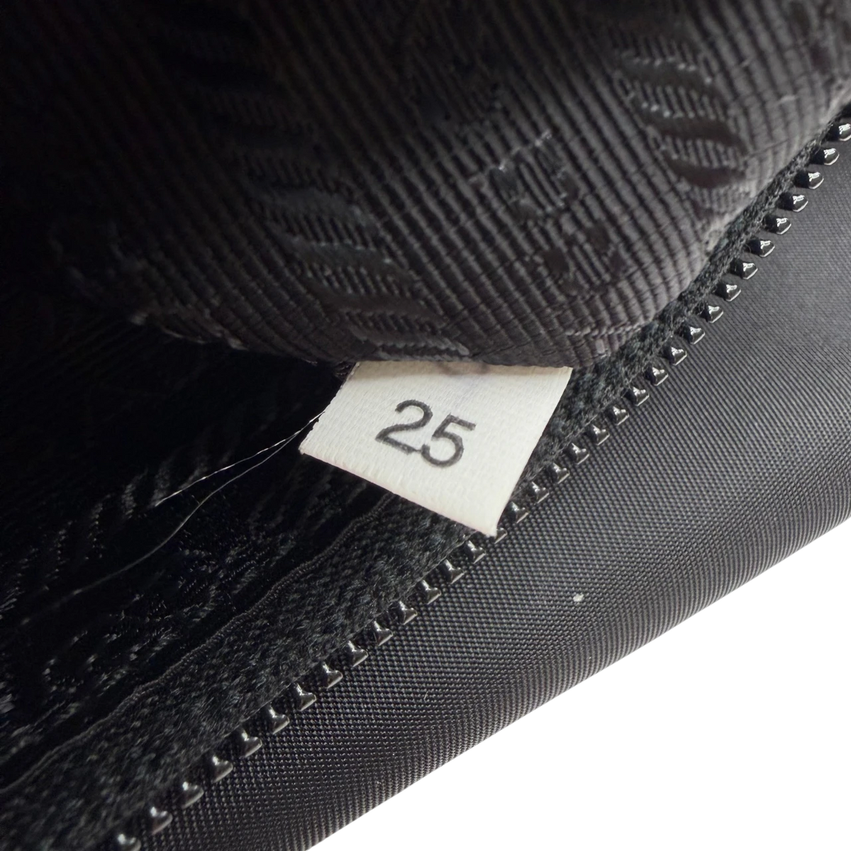Prada Messengertasche AW18 Rockstar mit Nieten und seitlichen Taschen aus Nylon & Leder schwarz – Innenetikett im Detail