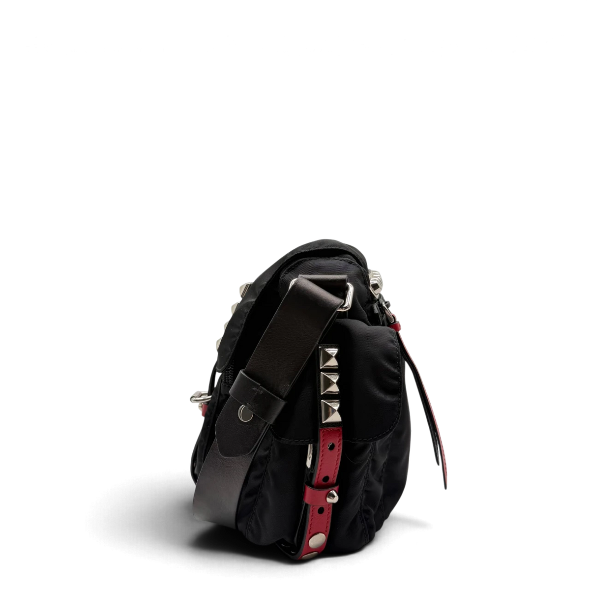 Prada Messengertasche AW18 Rockstar mit Nieten und seitlichen Taschen aus Nylon & Leder schwarz – Seitenansicht