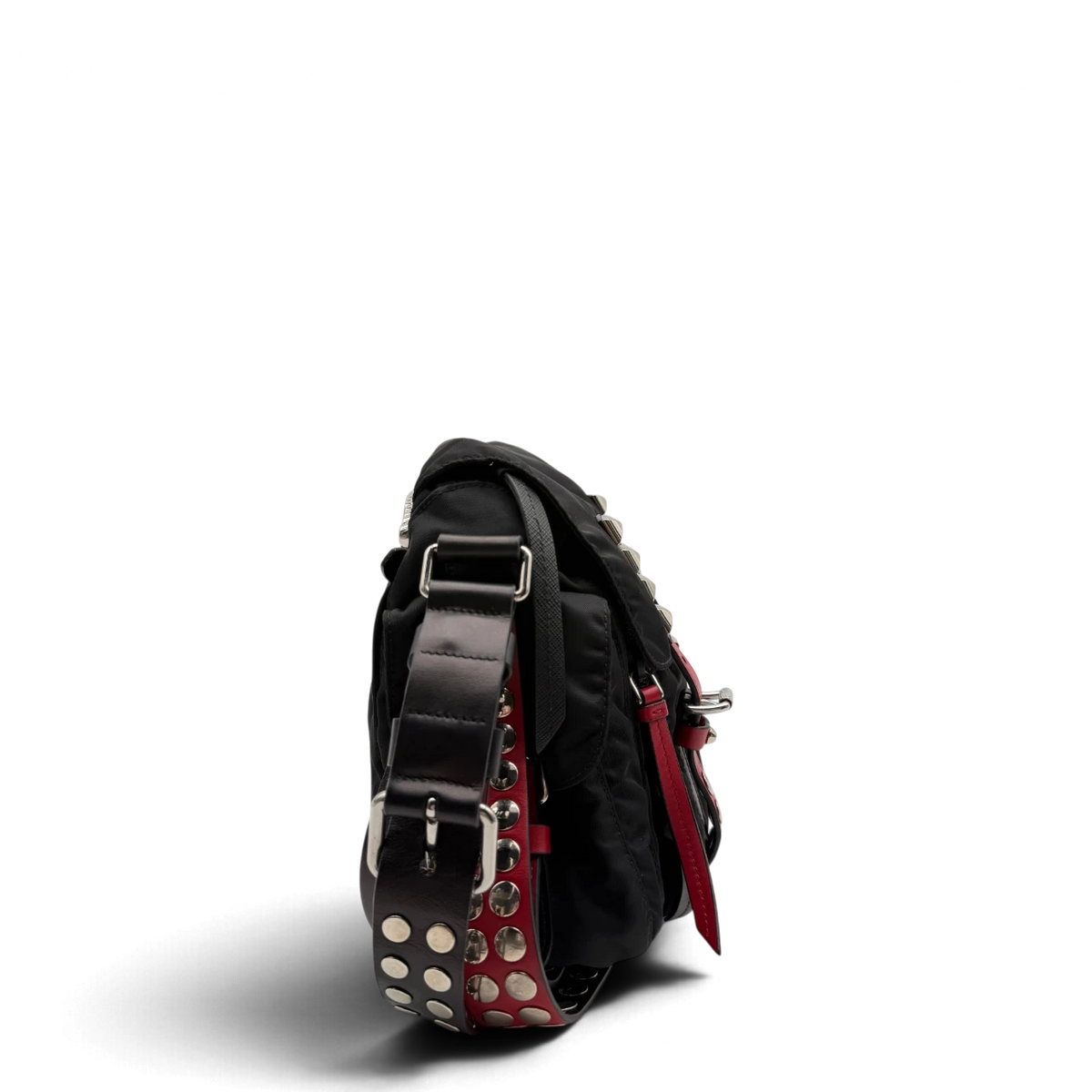 Prada Messengertasche AW18 Rockstar mit Nieten und seitlichen Taschen aus Nylon & Leder schwarz – Seitenansicht