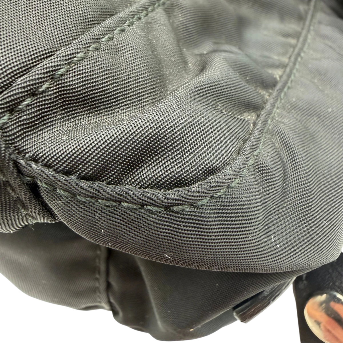 Prada Messengertasche AW18 Rockstar mit Nieten und seitlichen Taschen aus Nylon & Leder schwarz – Ecken im Detail