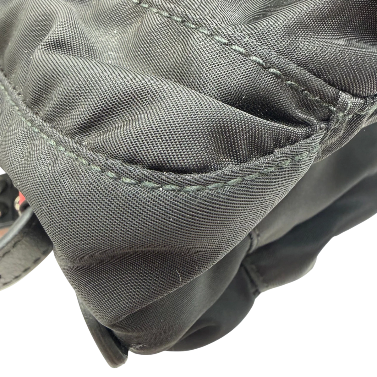 Prada Messengertasche AW18 Rockstar mit Nieten und seitlichen Taschen aus Nylon & Leder schwarz – Ecken im Detail