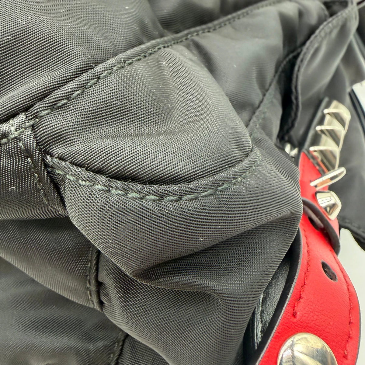 Prada Messengertasche AW18 Rockstar mit Nieten und seitlichen Taschen aus Nylon & Leder schwarz – Ecken im Detail