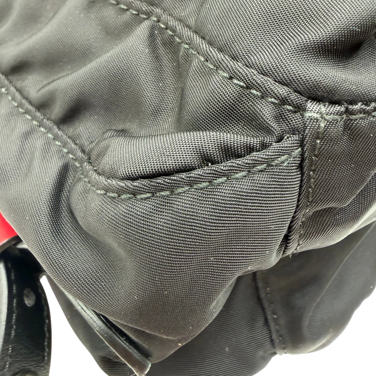 Prada Messengertasche AW18 Rockstar mit Nieten und seitlichen Taschen aus Nylon & Leder schwarz – Ecken im Detail