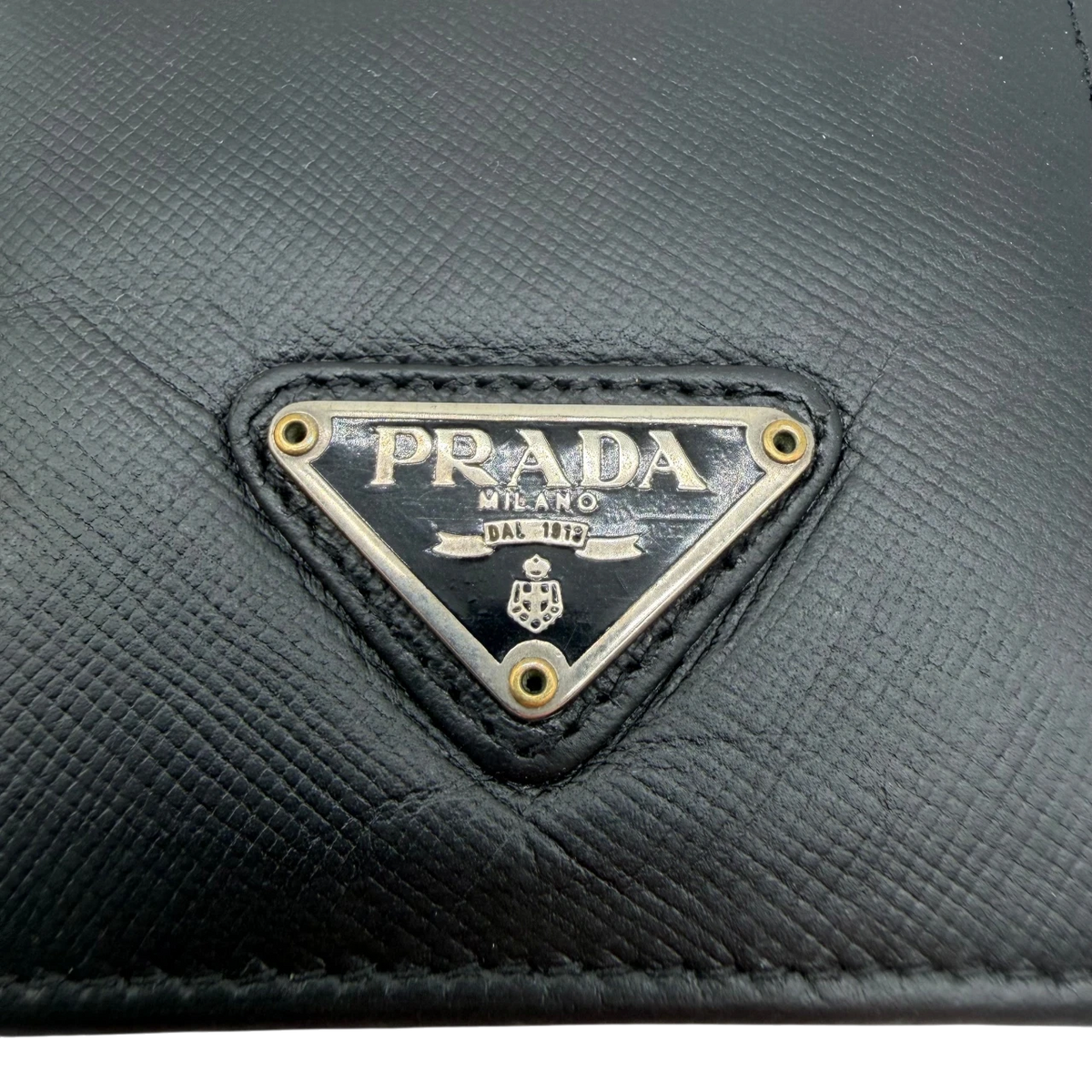 Prada Geldbeutel / Münzetui aus Leder schwarz – Logo im Detail