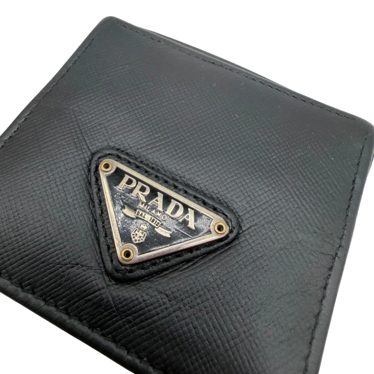 Prada Geldbeutel / Münzetui aus Leder schwarz – Logo im Detail