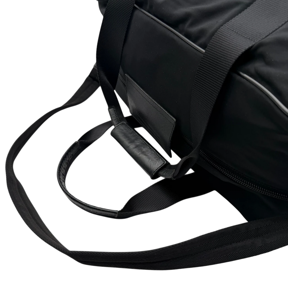 Prada Reisetasche Viaggio 45 Saffiano aus Nylon schwarz – Henkel im Detail