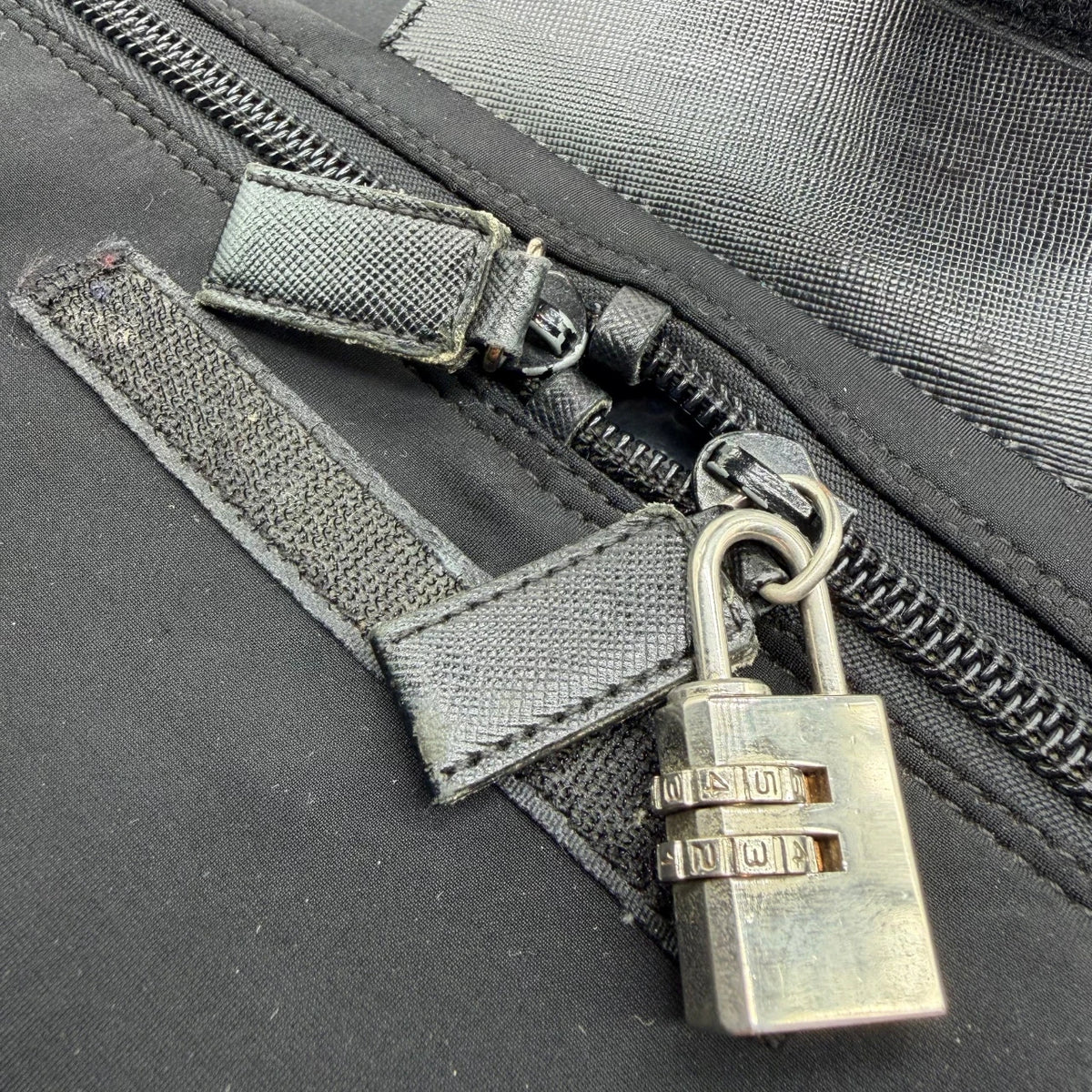 Prada Reisetasche Viaggio 45 Saffiano aus Nylon schwarz – Beschläge im Detail