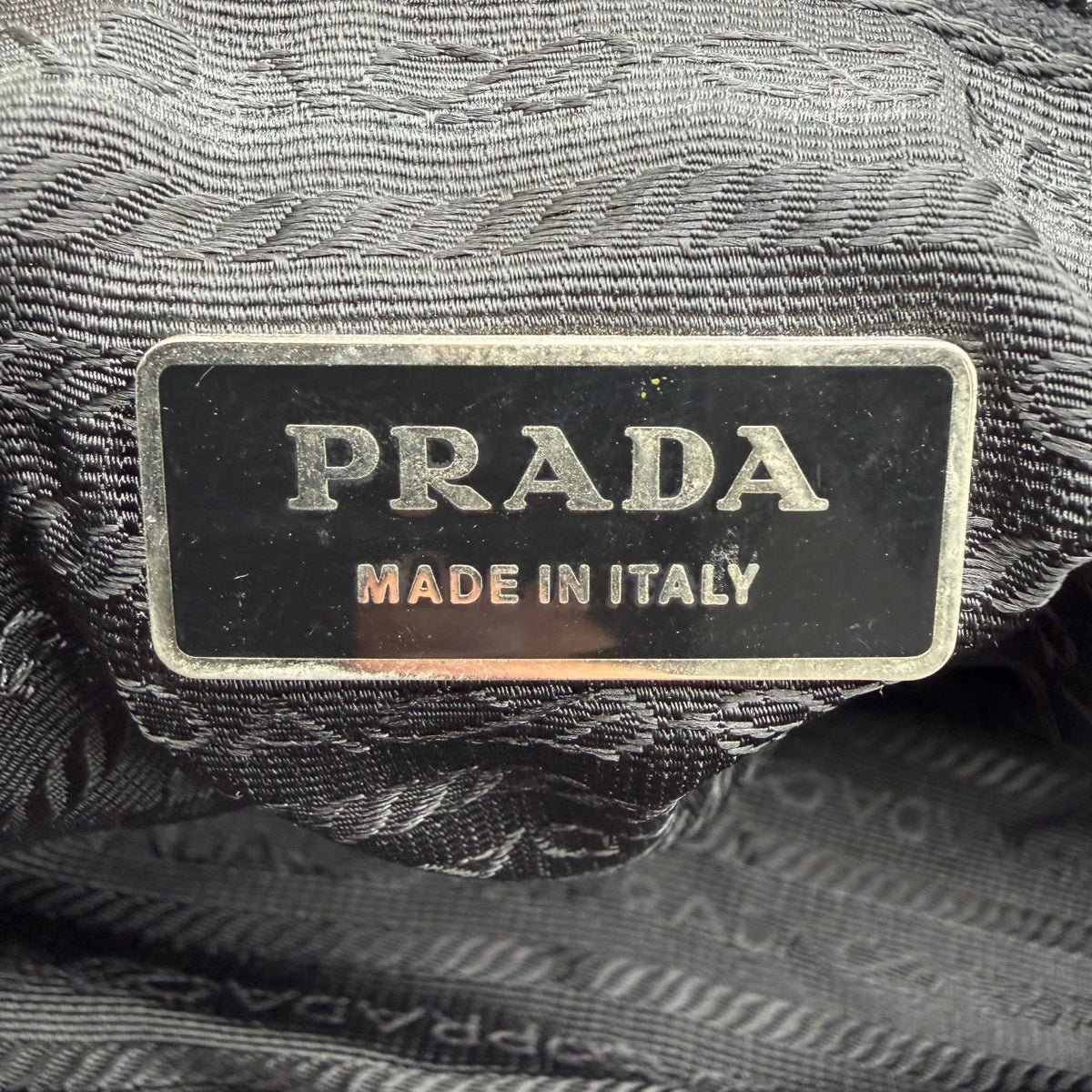 Prada Reisetasche Viaggio 45 Saffiano aus Nylon schwarz – Innenetikett im Detail