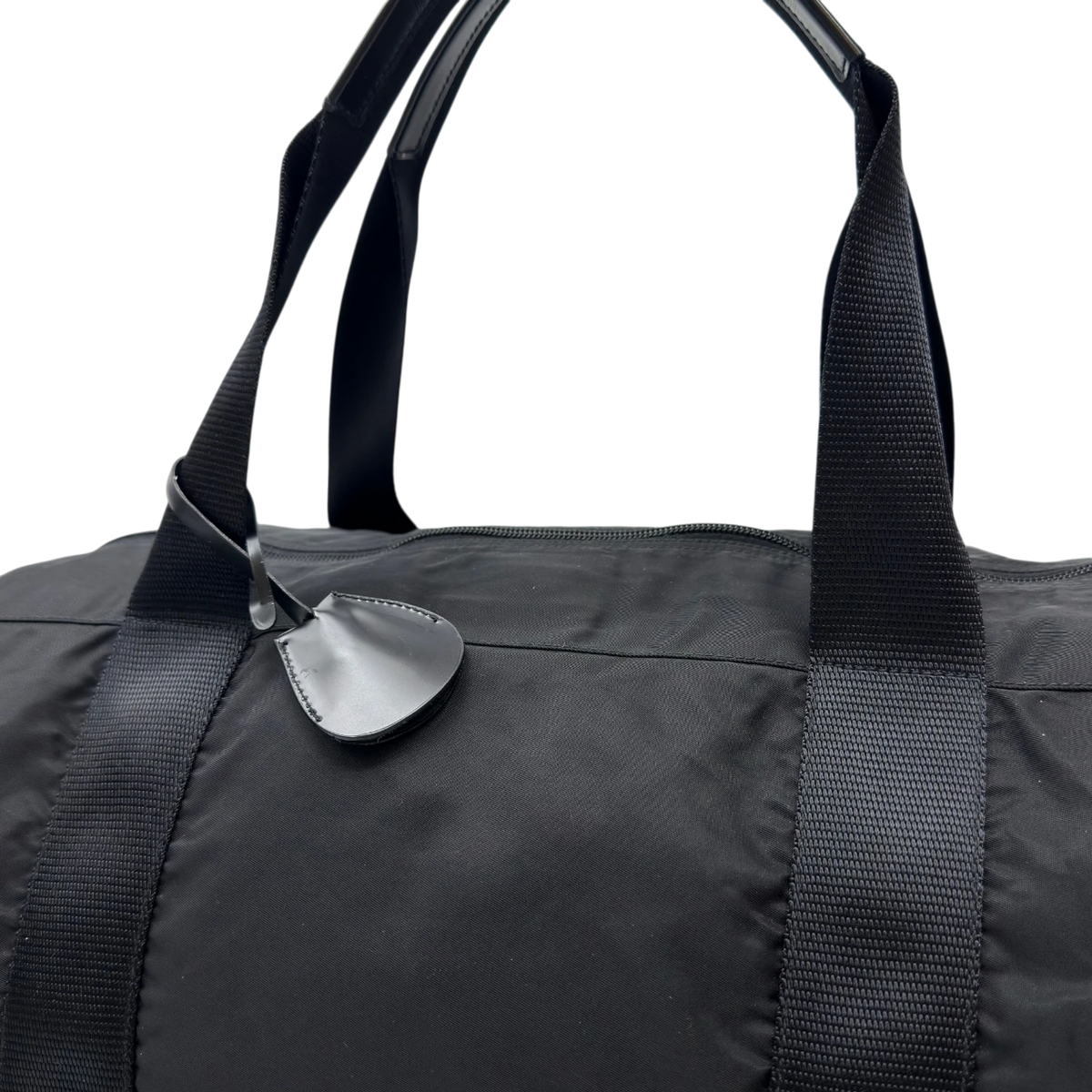 Prada Reisetasche in Zylinderform aus Nylon schwarz – Henkel im Detail