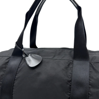 Prada Reisetasche in Zylinderform aus Nylon schwarz – Henkel im Detail