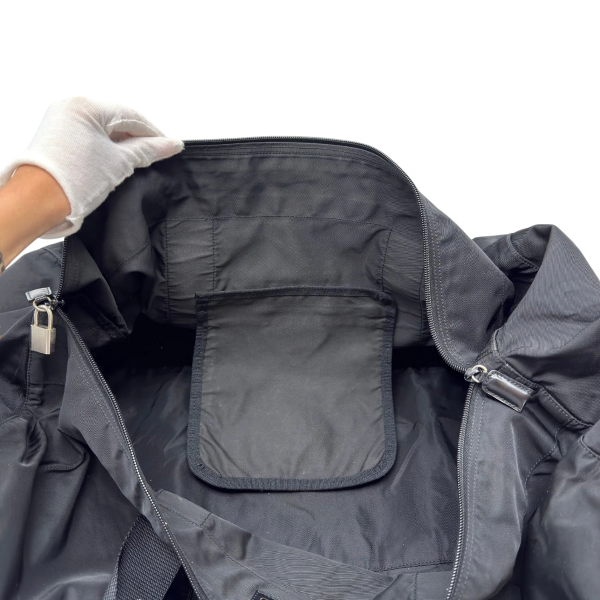 Prada Reisetasche in Zylinderform aus Nylon schwarz – Innenansicht