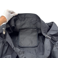 Prada Reisetasche in Zylinderform aus Nylon schwarz – Innenansicht