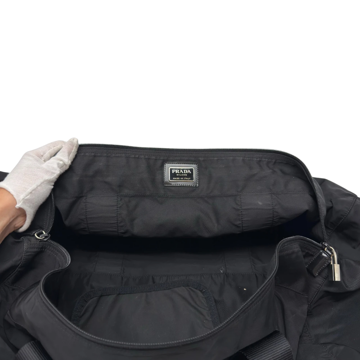 Prada Reisetasche in Zylinderform aus Nylon schwarz – Innenetikett im Detail