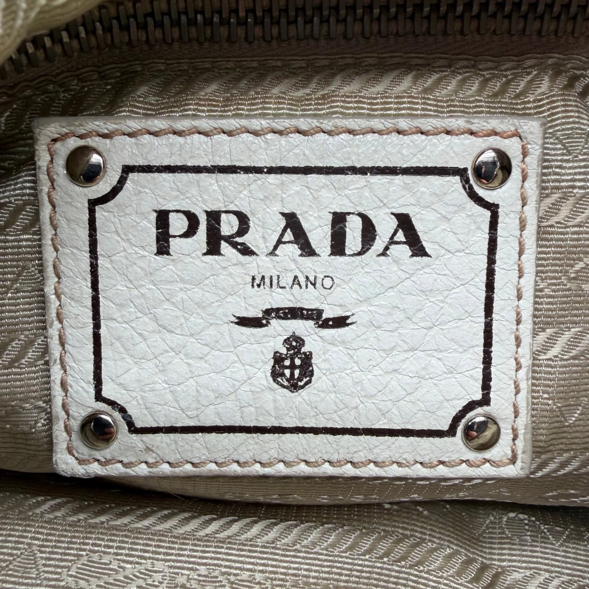 Prada Schultertasche Cervo Lux aus Leder weiß – Innenetikett im Detail