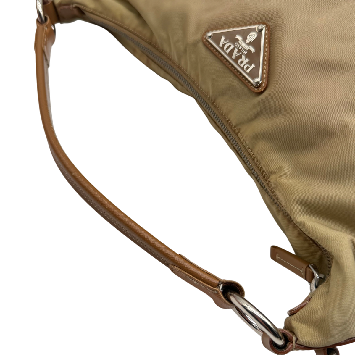 Prada Schultertasche Croissant aus Nylon beige – Schulterriemen im Detail